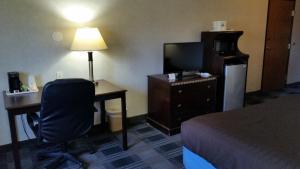 TV a/nebo společenská místnost v ubytování Days Inn & Suites by Wyndham Vancouver