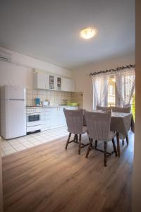 kuchnia i jadalnia ze stołem i krzesłami w obiekcie Apartments Marija - good location w mieście Supetarska Draga