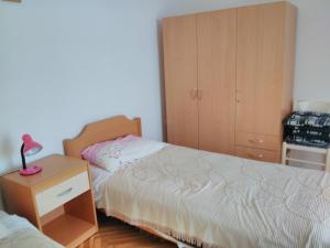 a bedroom with a bed and a dresser and a bed sidx sidx sidx sidx at Apartment Davor - parking in Sali