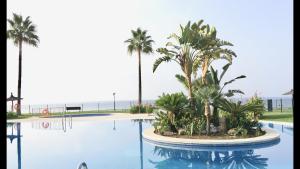 Bazén v ubytovaní MI CAPRICHO A16 Beachfront Apartment alebo v jeho blízkosti