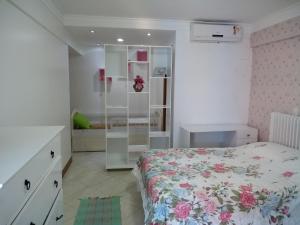 um quarto com uma cama e uma cómoda em SALVADOR SUITES RESIDENCE em Salvador