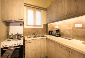Een keuken of kitchenette bij Lycabettus Quiet Renovated Apartment