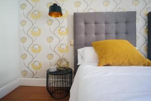 A bed or beds in a room at Heima Puerta del Sol - Plaza Santa Ana