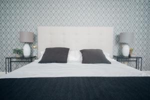 A bed or beds in a room at Heima Puerta del Sol - Plaza Santa Ana