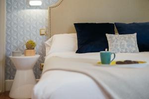 A bed or beds in a room at Heima Puerta del Sol - Plaza Santa Ana