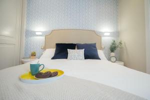 A bed or beds in a room at Heima Puerta del Sol - Plaza Santa Ana