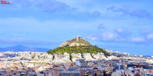 widok na miasto z górą w obiekcie Lycabettus Quiet Renovated Apartment w Atenach