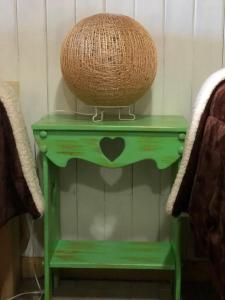 una cesta sobre una mesa verde en Lindo Departamentito en Creel, en Creel