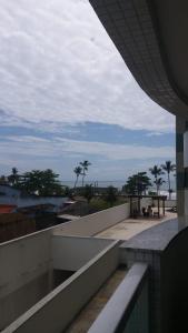 uitzicht vanaf het dak van een gebouw met palmbomen bij Condomínio Solaris residencial Club in Ilhéus
