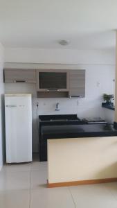 een keuken met een koelkast en een aanrecht bij Condomínio Solaris residencial Club in Ilhéus