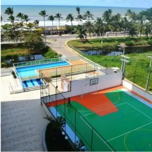 ein Gebäude mit einem Basketballplatz und einem Basketballkorb in der Unterkunft Condomínio Solaris residencial Club in Ilhéus