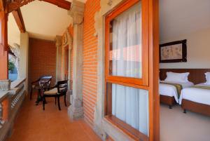 Postel nebo postele na pokoji v ubytování Adi Dharma Hotel Legian