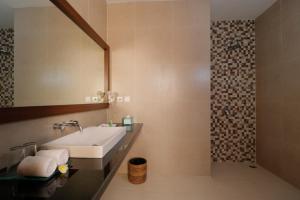 Koupelna v ubytování Adi Dharma Hotel Legian