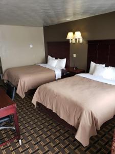 Voodi või voodid majutusasutuse Travelodge by Wyndham Evanston toas