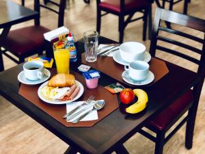 a table with breakfast foods and drinks on it at Lummina Mogi in Mogi Guaçu