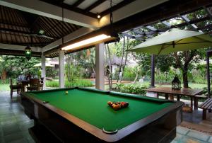 un tavolo da biliardo in un'area all'aperto con piscina di Villa Jumah a Seminyak