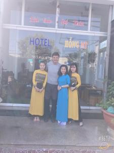 un hombre y tres niños parados frente a un hotel en Hong My Hotel, en Kon Tum (2)