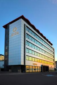 un edificio con un cartel en el costado en Reykjavik Lights Hotel by Keahotels, en Reikiavik