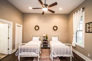 A bed or beds in a room at Wyoming St Restored Historic 2BR/1BA Downtown