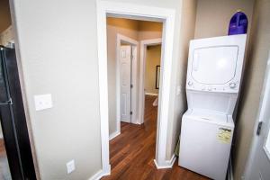eine Küche mit einer Waschmaschine und einem Kühlschrank im Zimmer in der Unterkunft Douglas Way Remodeled House Near Downtown 1BA/1BA in San Antonio