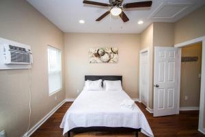 Schlafzimmer mit einem Bett und einem Deckenventilator in der Unterkunft Douglas Way Remodeled House Near Downtown 1BA/1BA in San Antonio