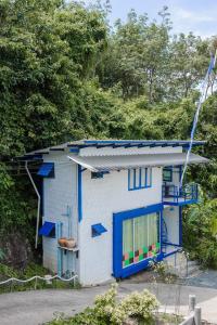 Cette maison bleue et blanche dispose d'un balcon. dans l'établissement MontView Koh Chang, à Ko Chang