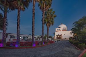 Una mezquita con palmeras delante. en Hacienda Santo Cristo Hotel & Spa - Adults Only, en Atlixco