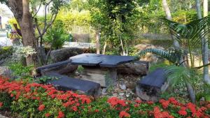 Jardín al aire libre en Prachuap Garden View Resort