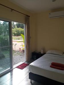 Ein Bett oder Betten in einem Zimmer der Unterkunft Khanom Garden Suite