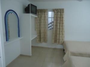 ein Badezimmer mit Spiegel und Fenster in der Unterkunft Hotel Olas Huatulco in Santa Cruz Huatulco
