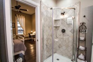 Un baño con ducha con puerta de cristal. en Wyoming St Restored Historic 2BR/1BA Downtown, en San Antonio 25 fotos más