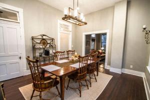 Un comedor con mesa y sillas de madera. en Wyoming St Restored Historic 2BR/1BA Downtown, en San Antonio