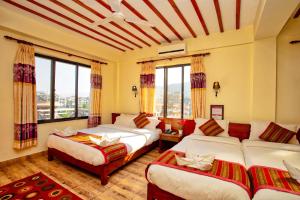 Habitación de hotel con 2 camas y ventanas en Hotel Orchid, en Pokhara