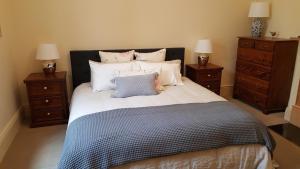 A bed or beds in a room at Pembury Cottage