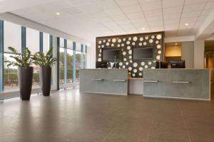 Preddverje oz. recepcija v nastanitvi Ramada by Wyndham Amsterdam Airport Schiphol