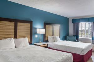 Rodeway Inn tesisinde bir odada yatak veya yataklar