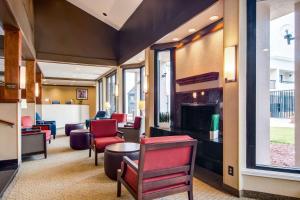 Svetainės erdvė apgyvendinimo įstaigoje Comfort Inn Roswell-Dunwoody