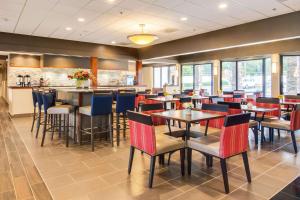 a restaurant with tables and chairs and a bar at Comfort Inn Roswell-Dunwoody in Roswell