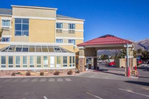 een gebouw met een rood dak naast een parkeerplaats bij Comfort Inn Lucky Lane in Flagstaff