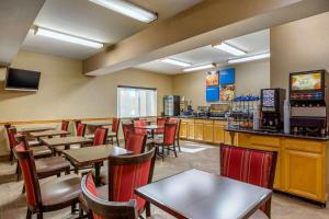 a restaurant with tables and chairs and a bar at Comfort Inn & Suites Murrieta Temecula Wine Country in Murrieta