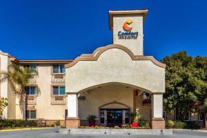 une vue frontale d'un bâtiment avec un panneau sur celui-ci dans l'établissement Comfort Inn & Suites Murrieta Temecula Wine Country, à Murrieta