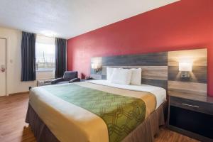 Tempat tidur dalam kamar di Econo Lodge Cloverdale