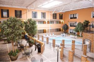 Vaizdas į baseiną apgyvendinimo įstaigoje Quality Inn & Suites Ames Conference Center Near ISU Campus arba netoliese