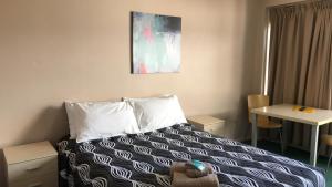 Łóżko lub łóżka w pokoju w obiekcie Aquatic Motor Inn