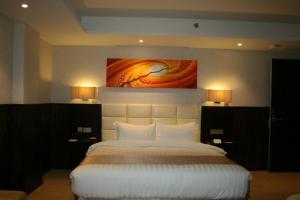 Giường trong phòng chung tại The Secure Inn Hotel Muscat