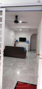 TV a/nebo společenská místnost v ubytování JS Guest House Air Putih