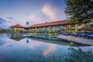 un complejo con piscina frente a un edificio en Anantara Kalutara Resort en Kalutara