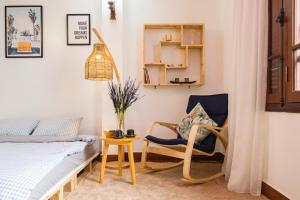 um quarto com duas cadeiras e uma cama em La Ava’s Home em Hanói