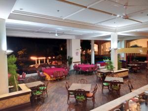 The Orient Star Resort Lumut tesisinde bir restoran veya yemek mekanı