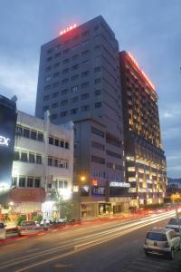 ein großes Gebäude in der Nacht auf einer Stadtstraße in der Unterkunft Hotel Excelsior Ipoh in Ipoh